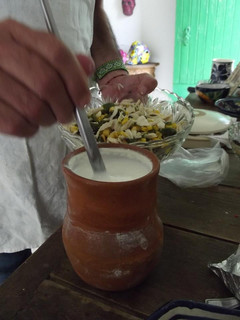 Una foto de Guisado de pierna de cerdo con chiles, elotes, verdolagas, hongos y quelites al jocoque el pirul