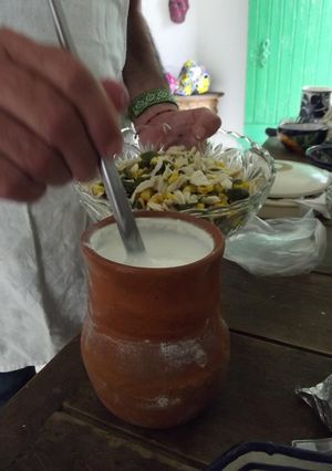 Una foto de Guisado de pierna de cerdo con chiles, elotes, verdolagas, hongos  y quelites al jocoque el pirul
