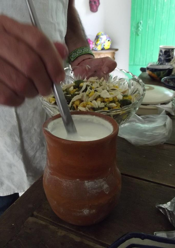 Una foto de Guisado de pierna de cerdo con chiles, elotes, verdolagas, hongos  y quelites al jocoque el pirul