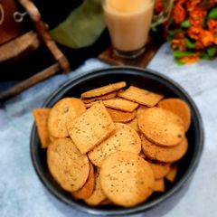 A picture of Baked mathri.