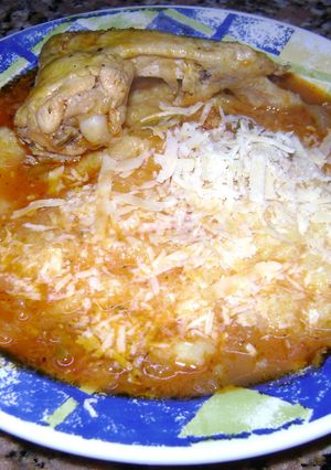 Una foto de Polenta con estofado de pollo