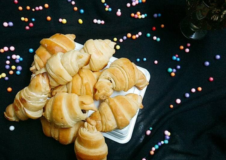 Eggless croissants