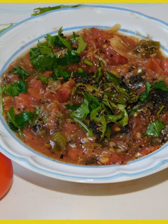 கிராமத்து விருந்து: சுட்ட கார தக்காளி சட்னி(village style burnt tomato chutney recipe in tamil) செய்முறை முக்கிய புகைப்படம்