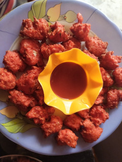 बीटरूट और पत्ता गोभी के पकौड़े (Beetroot aur patta gobhi ke pakode recipe in hindi) रेसिपी मुख्य फोटो