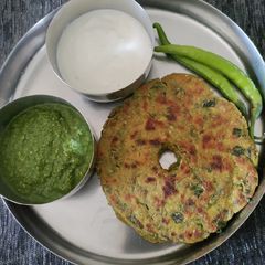 A picture of Methi bajra thalipeeth.