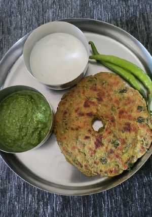 A picture of Methi bajra thalipeeth.