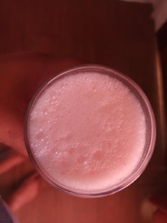 Una foto de Licuado de leche con helado de frutilla