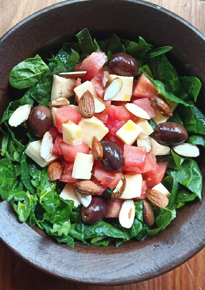 Una foto de Ensalada griega con espinacas