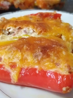 Una foto de Pimientitos dulces rellenos de queso crema, tocineta y cheddar