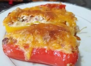 Una foto de Pimientitos dulces rellenos de queso crema, tocineta y cheddar