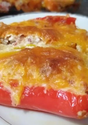 Una foto de Pimientitos dulces rellenos de queso crema, tocineta y cheddar