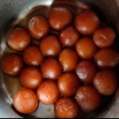 A picture of Gulab jamun.