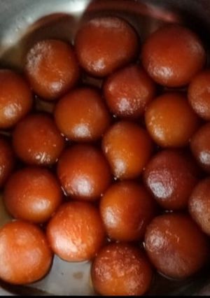 A picture of Gulab jamun.