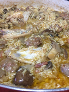 Una foto de Arroz con salchichas, champiñón y pollo