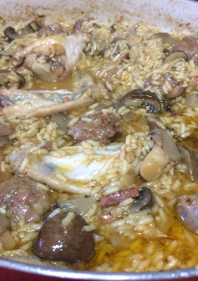 Una foto de Arroz con salchichas, champiñón y pollo