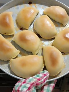 Una foto de 🥟Empanadas 😋 al horno (masa casera con un delicioso rellenos de carne de soja) 🫛