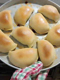 Una foto de 🥟Empanadas 😋 al horno (masa casera con un delicioso rellenos de carne de soja) 🫛