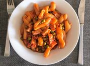 Una foto de pasta caprese