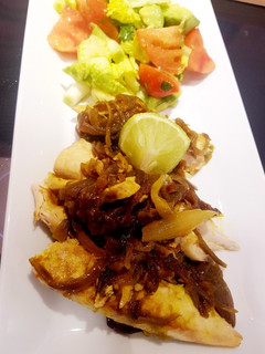 Una foto de Bonito con cebolla caramelizada al curcuma y lima