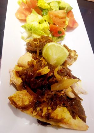 Una foto de Bonito con cebolla caramelizada al curcuma y lima