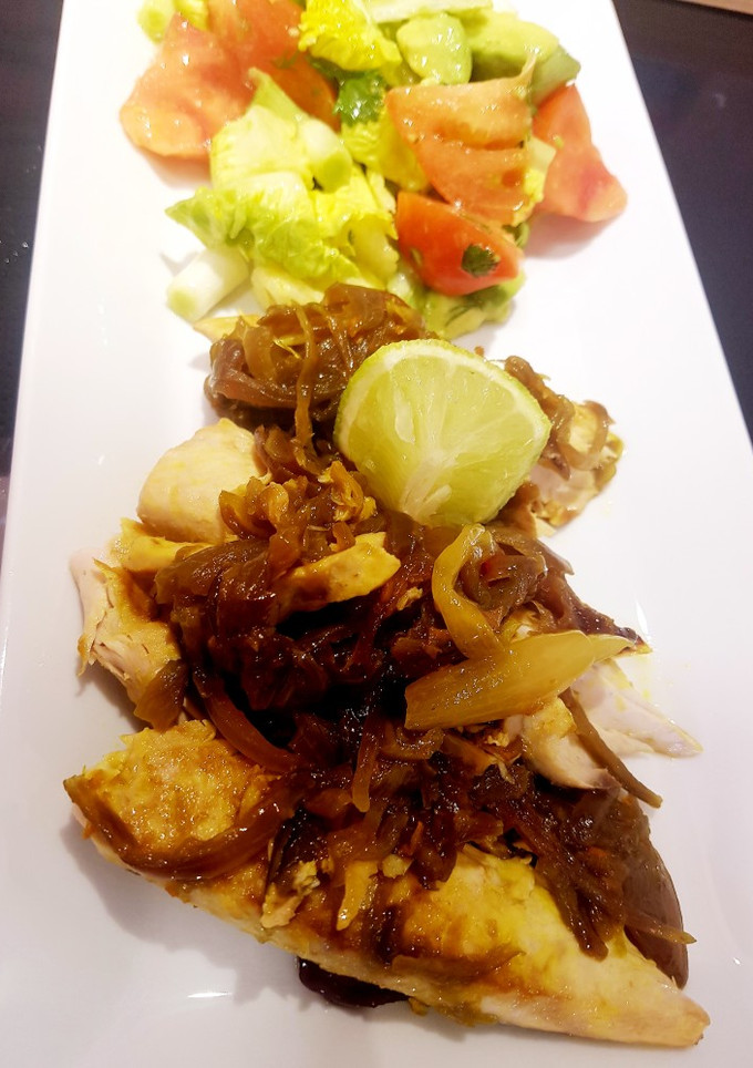 Una foto de Bonito con cebolla caramelizada al curcuma y lima