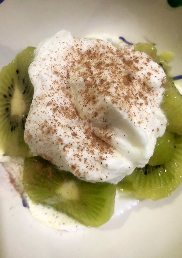 Una foto de Kiwi con nata