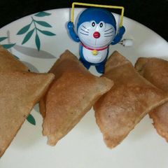 A picture of Samosa shaped khasta kachoriya.