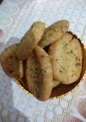 मसाला मठरी (Masala mathri recipe in Hindi) रेसिपी मुख्य फोटो