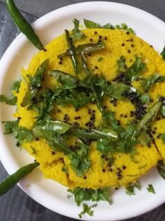 बेसन का ढोकला (Besan Dhokla Recipe In Hindi) रेसिपी मुख्य फोटो