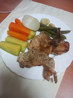 Una foto de Cinta de lomo de cerdo a la plancha con verduras cocidas