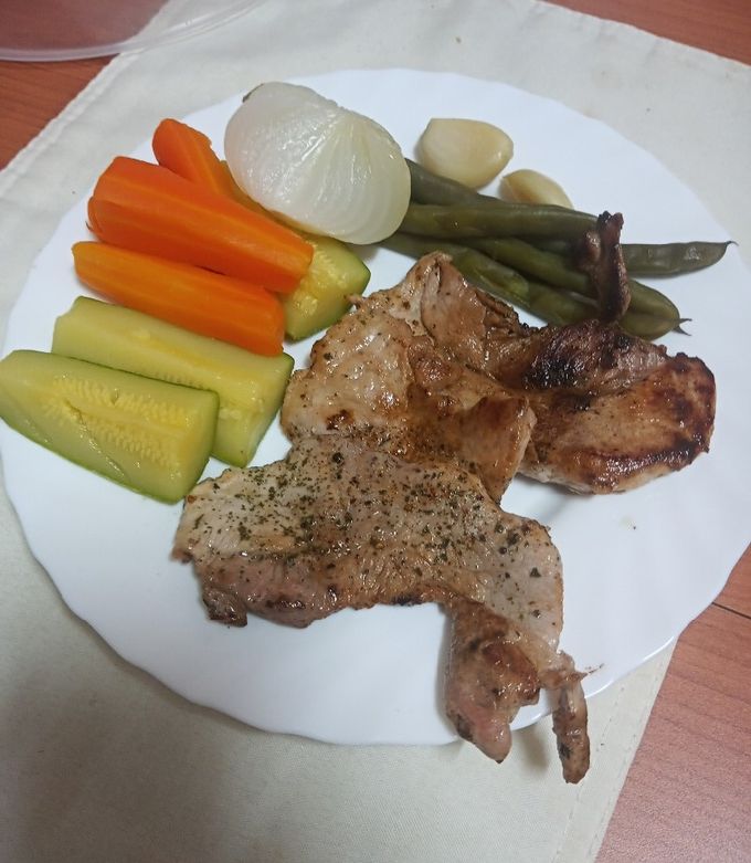 Una foto de Cinta de lomo de cerdo a la plancha con verduras cocidas