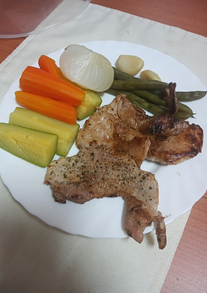 Una foto de Cinta de lomo de cerdo a la plancha con verduras cocidas
