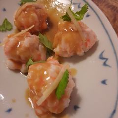 A picture of Chinese-style shrimp balls with shrimp sauce.