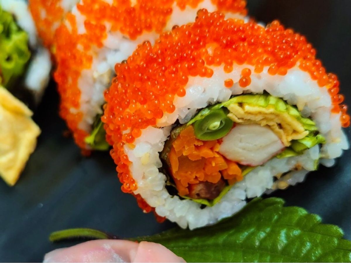 Sushi Cơm Cuộn Bọc Trứng Cá Chuồn