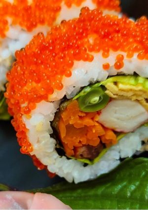 Hình của món Sushi Cơm Cuộn Bọc Trứng Cá Chuồn.