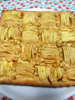 Foto di Crostata di mele con crema pasticcera e nocciole