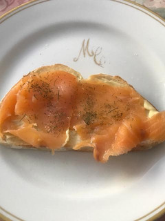 Una foto de Sándwich abierto de salmón