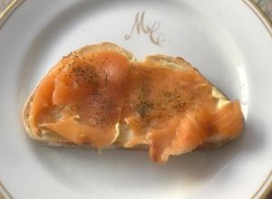 Una foto de Sándwich abierto de salmón