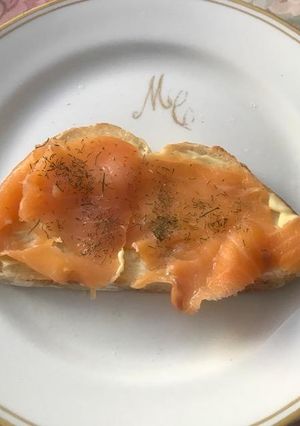 Una foto de Sándwich abierto de salmón