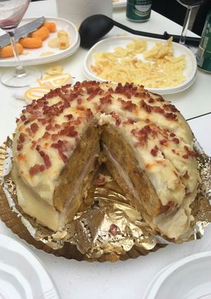 Una foto de Tarta salada de cumpleaños