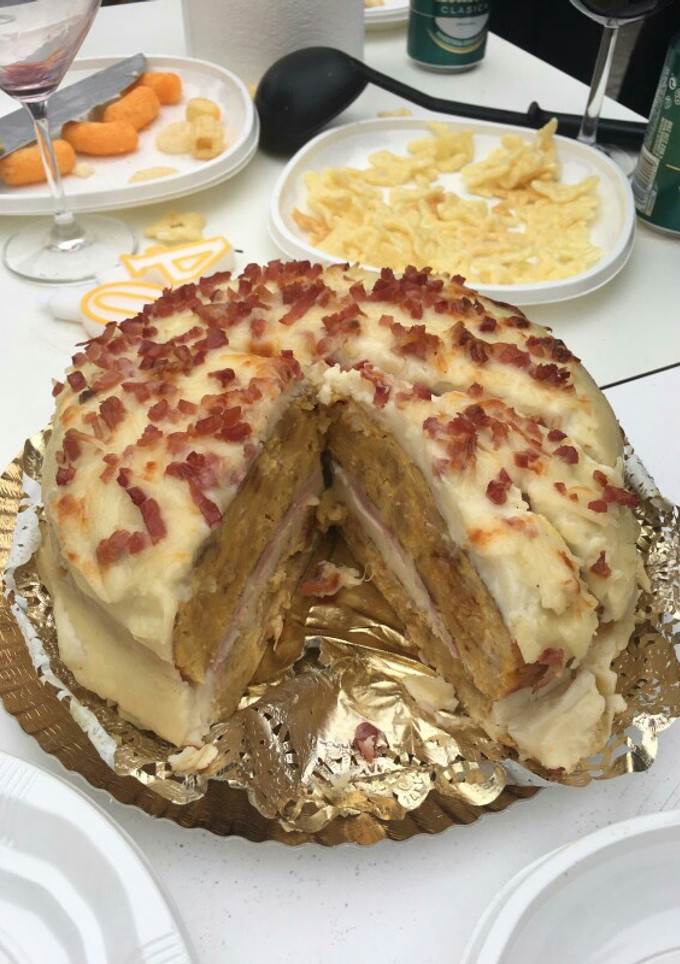 Una foto de Tarta salada de cumpleaños