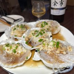 A picture of Steamed scallops with onion and glass noodles.