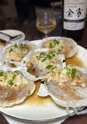A picture of Steamed scallops with onion and glass noodles.