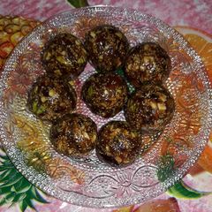 A picture of Dry fruits ladoo.