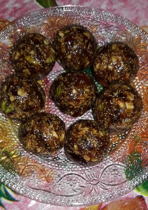A picture of Dry fruits ladoo.