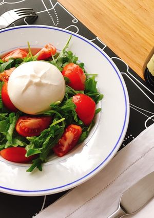 Hình của món 💚 Salad Cải Rocket & Phô Mai Burrata.