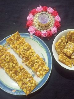 શીંગદાણાની ચીક્કી (Peanut Chikki Recipe In Gujarati) રેસીપી મુખ્ય ફોટો