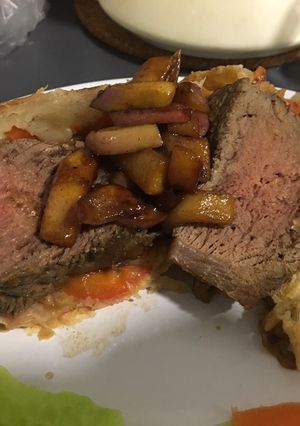 Una foto de Lomo Wellingthon con salsa de manzana