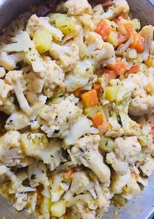 Una foto de Coliflor salteado con verduras