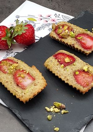 Une photo de °Financiers pistache et fraises°